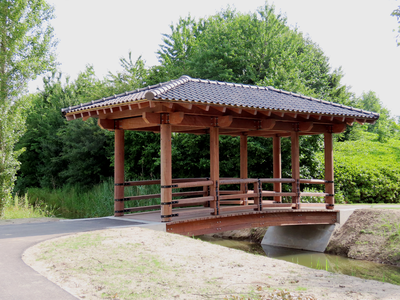 915048 Afbeelding van een onlangs aangelegde brug in Japanse stijl bij de Japanse tuinen in het Máximapark in de wijk ...